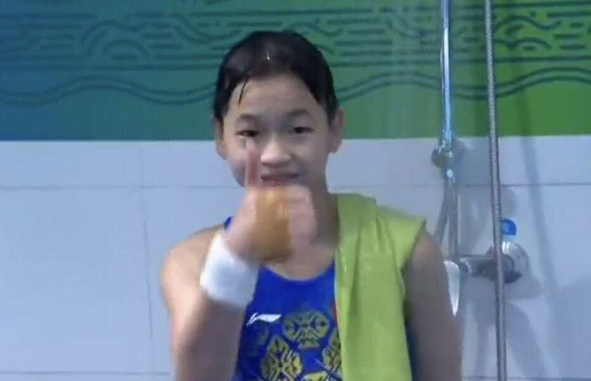 美女张开尿口让男人捅